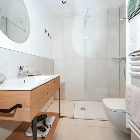 Hauserhof بيت ضيافة كابرون