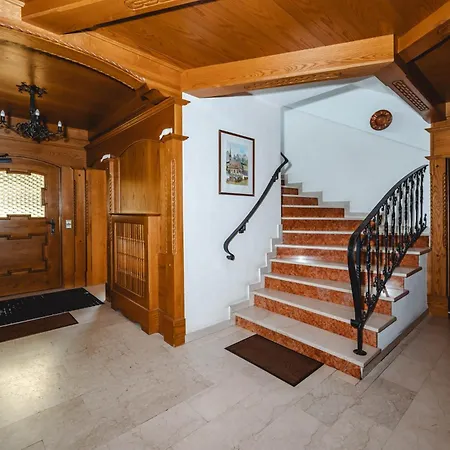 Hauserhof بيت ضيافة كابرون